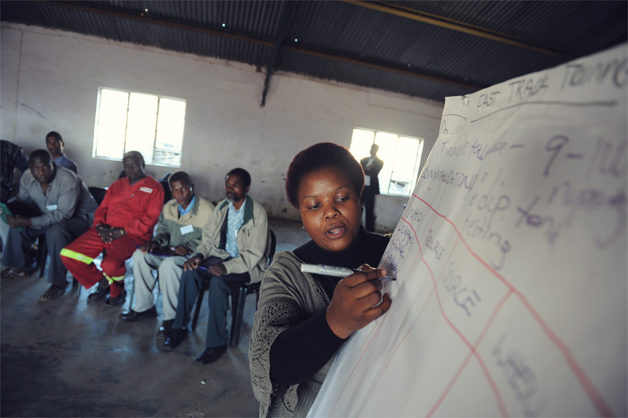 Vrouw schrijft op flipover